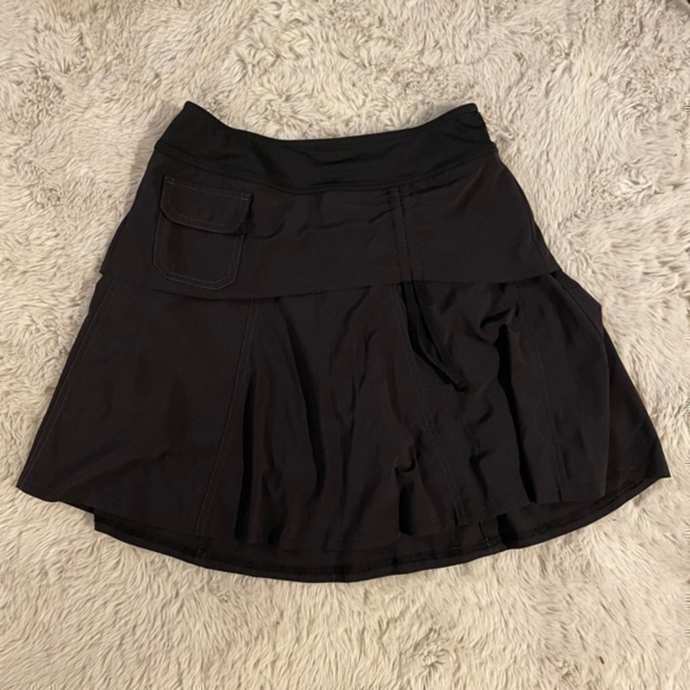 Athleta Black Fit and Flare Tennis Skirt Skort Size 2
Condition 8.5/10 no flaws